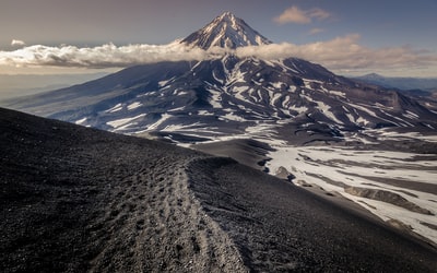 白天的锥形山和冰原